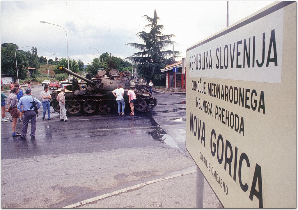 Unisteni tenkovi T-55 228.motorizovane brigade na granicnom prelazu Nova Gorica 28.juna 1991.god.